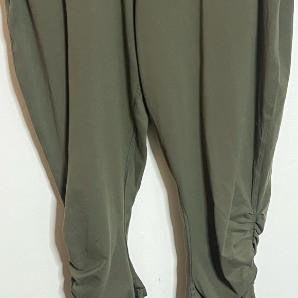 Lululemon Green Capris With Pockets - Picture 4 of 7